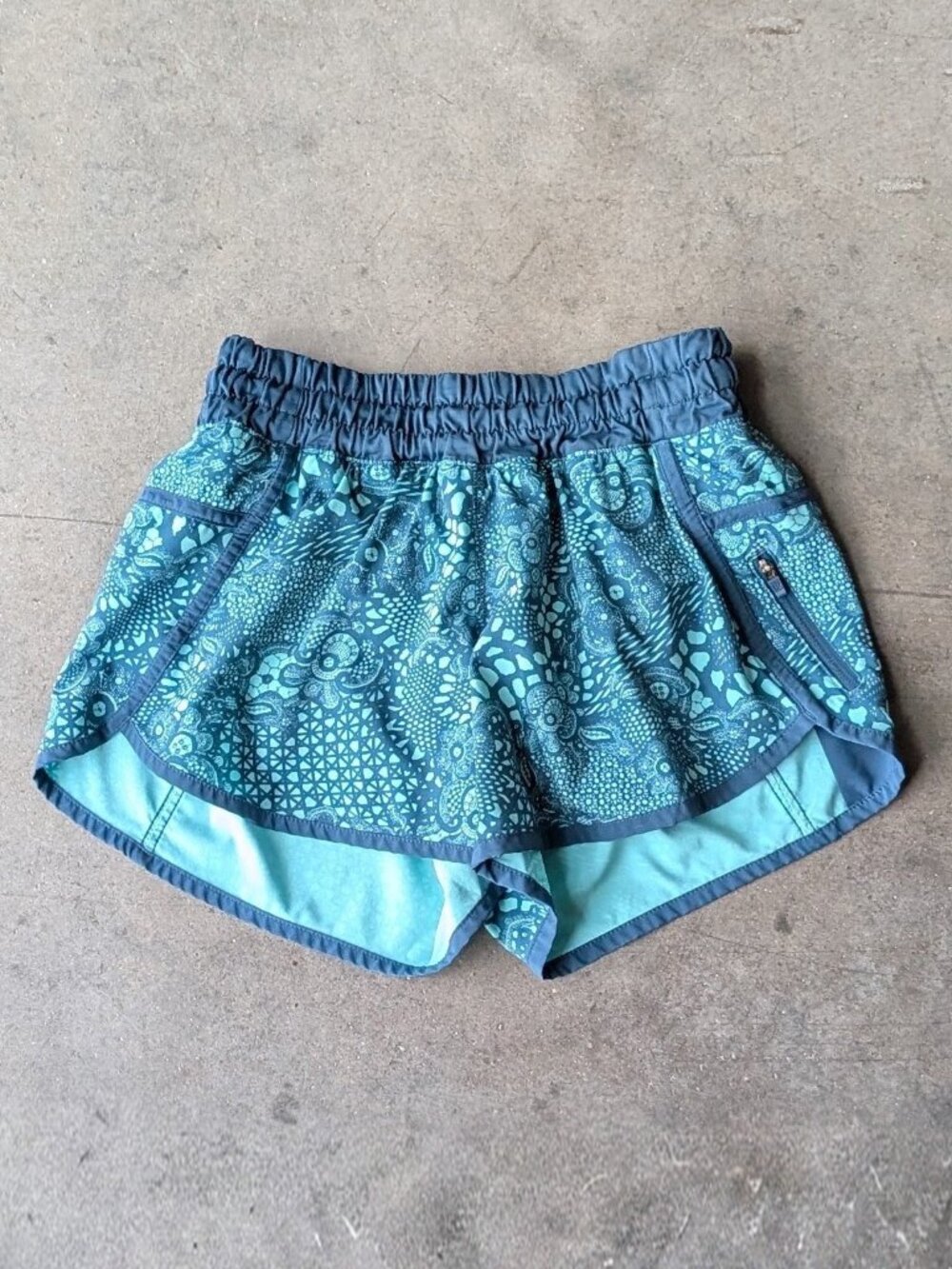 Lululemon Tracker Short IV in Pretty Lace Bali Breeze / Alberta Lake size 4